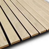 Akustinė tašelių plokštė (platesni tašeliai, 33, ąžuolas, juodas akustinis PET veltinis)