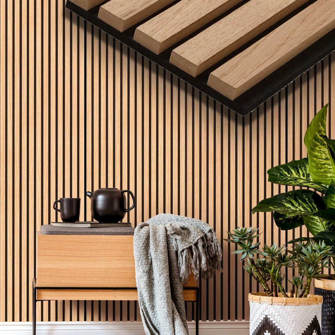 akustinės plokšrės su tašeliais ant sienos